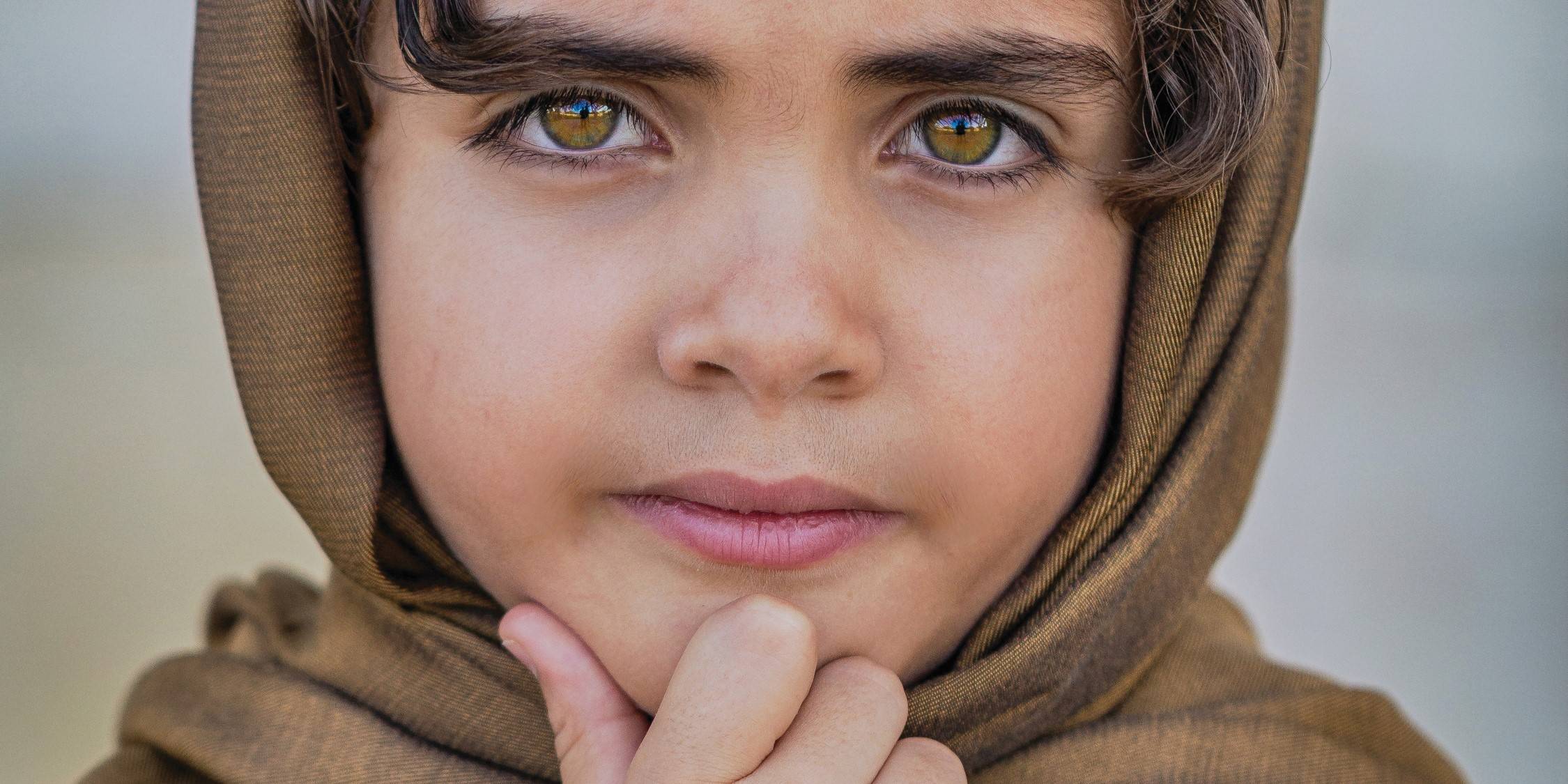 ילד מוסלמי עם חיגאב