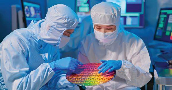 עובדים במפעל השבבים TSMC בטייוואן
