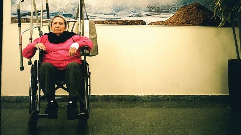 צילום אילוסטרציה של אישה מבוגרת בכסא גלגלים