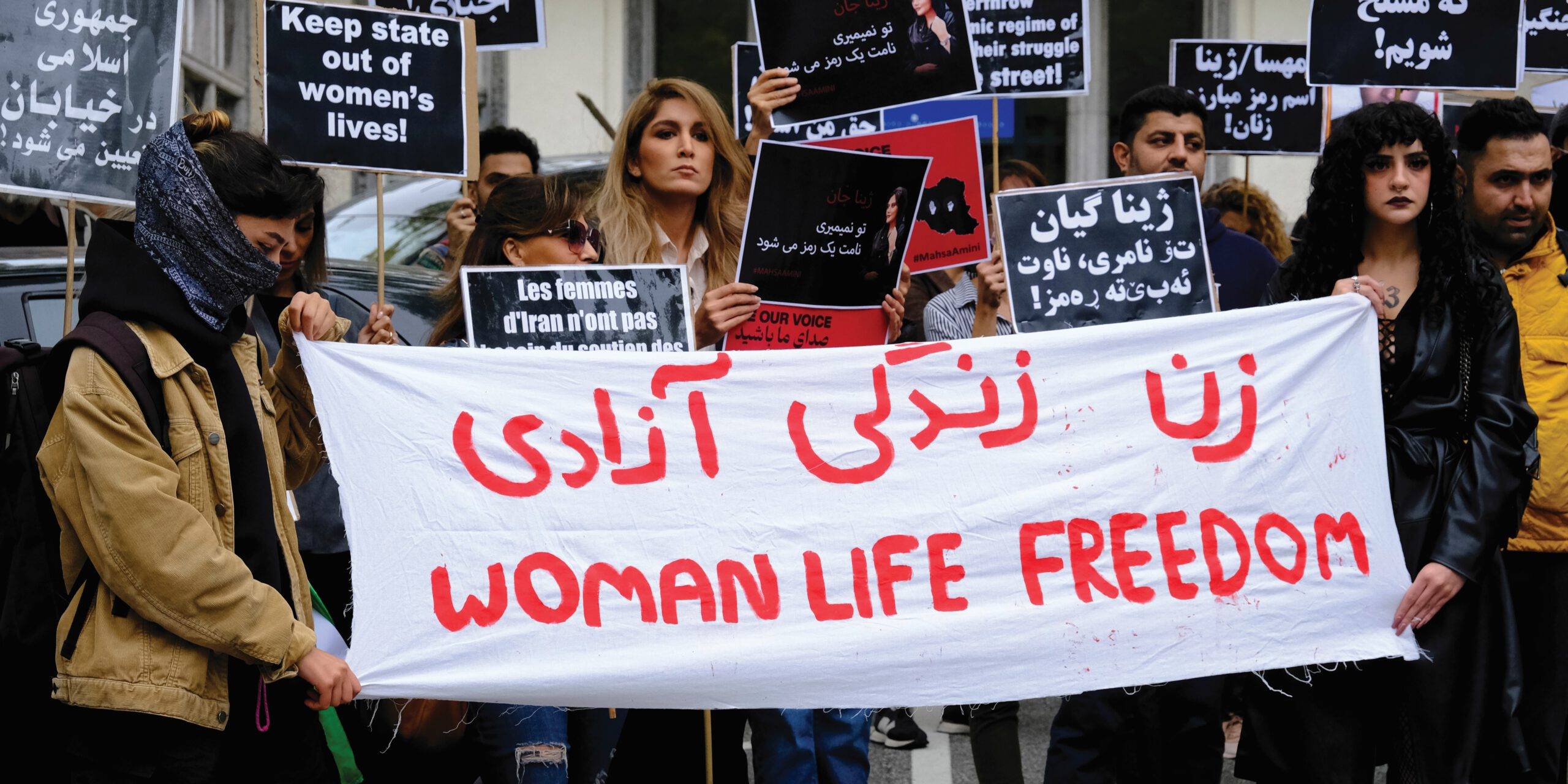 הפגנה מול השגרירות האיראנית בבריסל בעקבות מותה של אמיני, בחודש ספטמבר