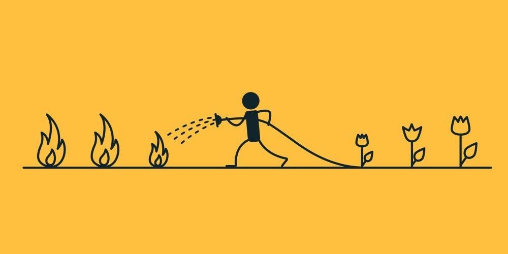 אילוסטרציה - איש מכבה שריפות ומפריח פרחים